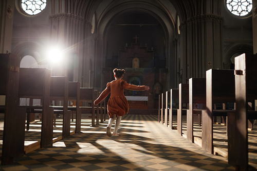 Fröhliches Mädchen in der Kirche.