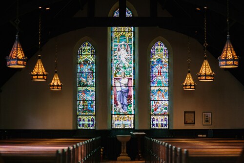 Innenraum Kirche mit bunten Bleiglasfenstern